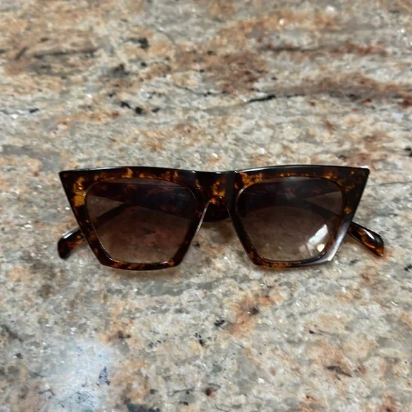 Celine style  sunglasses CELINE EYEWEAR Triomphe oversized square-frame tortoiseshell  main image 4
